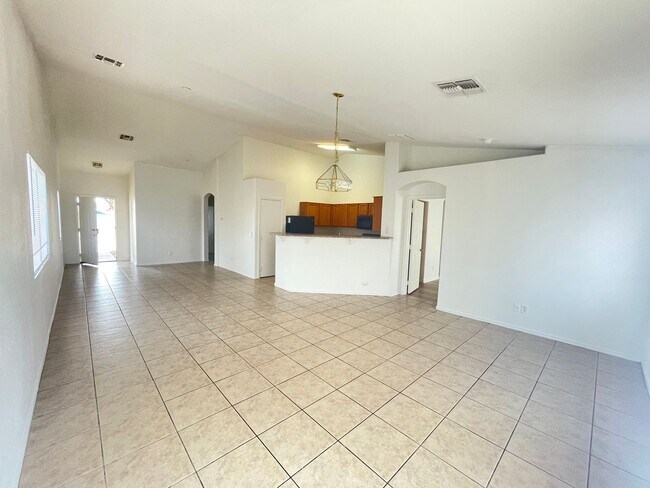 Building Photo - Fresh paint 3 Bedroom, 2 baths very low maintenance home
