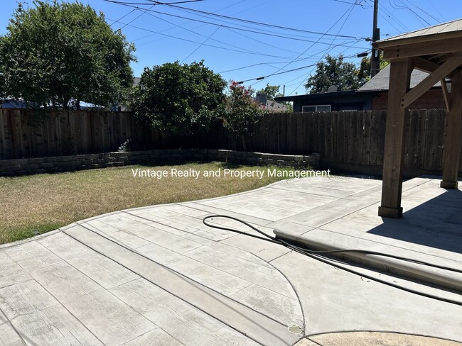 Building Photo - New On The Rental Market This Nice Single Story 3 Bedroom Home!!!