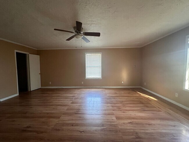 Building Photo - Spacious 3/2 available now!