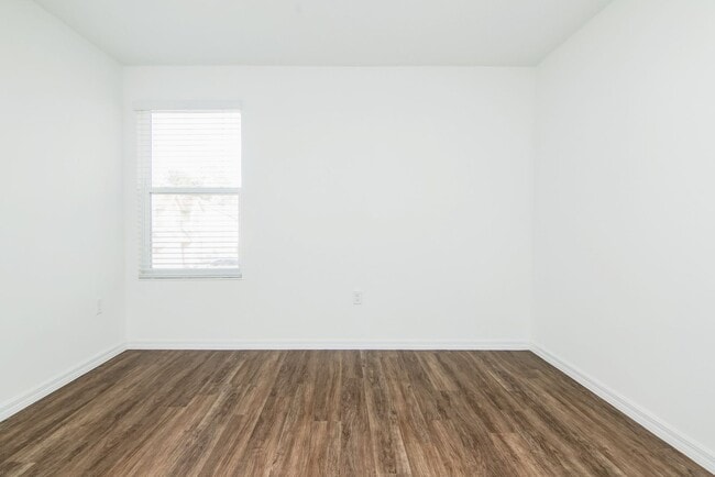 Building Photo - MOVE IN BY JUNE 15TH and RECEIVE THE REST ...