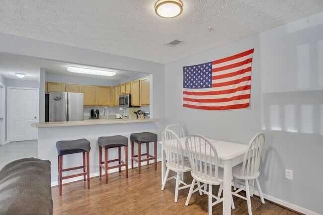 Building Photo - Southern Edge Condo Just Steps from Campus