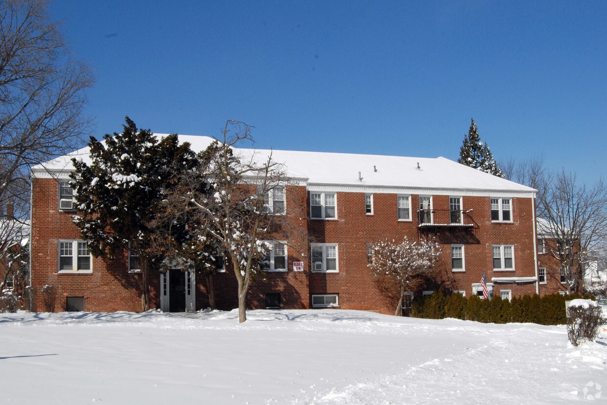 Middle Village Apartments Clifton