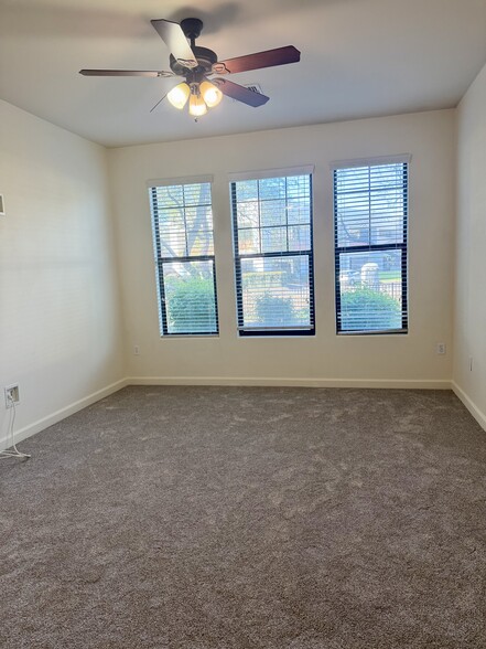 Building Photo - 7291 N Scottsdale Rd