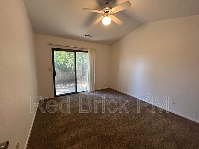 Building Photo - 1378 Queens Cir