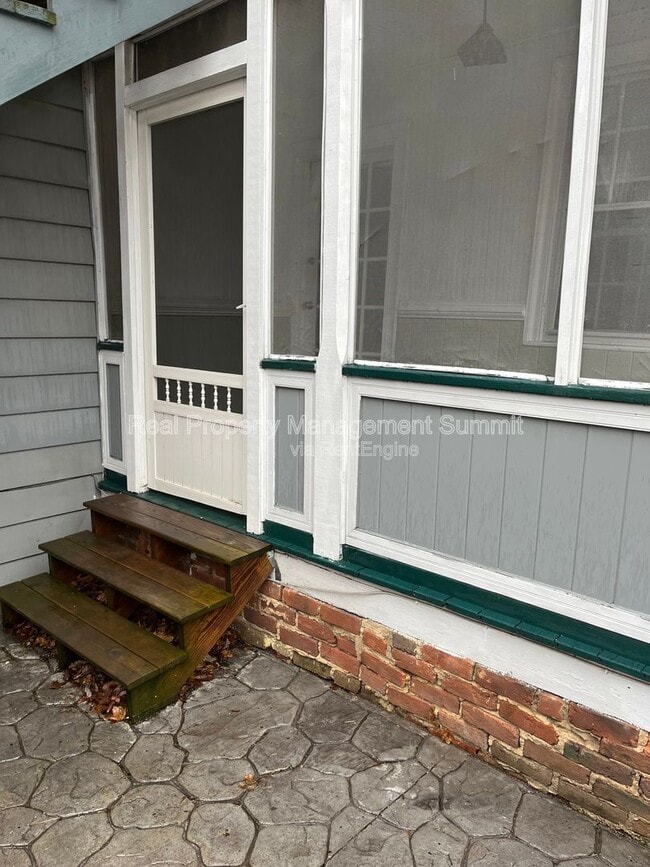 Building Photo - 401 N Augusta St