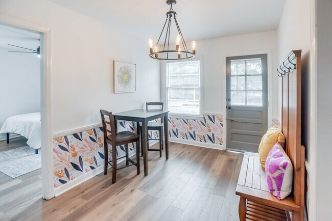 Building Photo - Charming Furnished 2BR/1BA in Midtown Savannah – Close to Everything! Unit 2