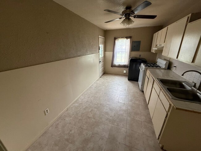 Building Photo - 3 bed 1 Bath Home