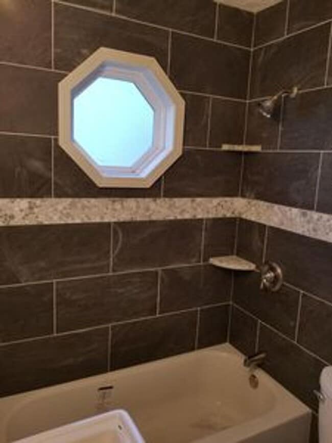 Building Photo - 3 Bed 2 Bath Newly Remodeled