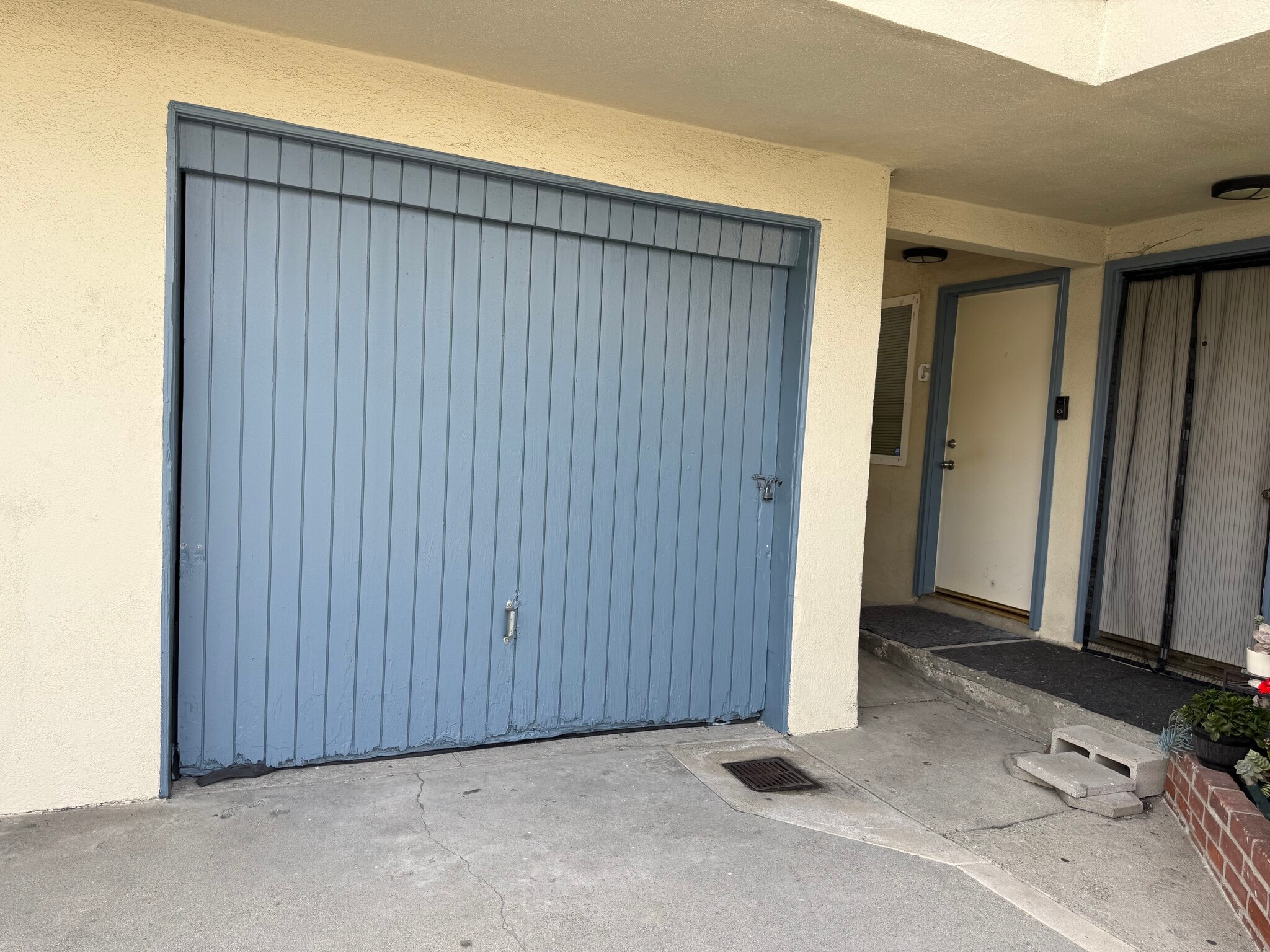 Lockable deep single car garage. Next to Unit G. - 4433 W 159th St