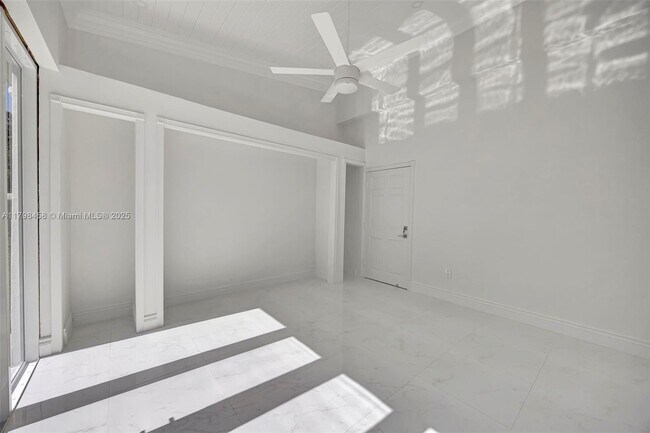 Building Photo - 6841 SW 71st Ave