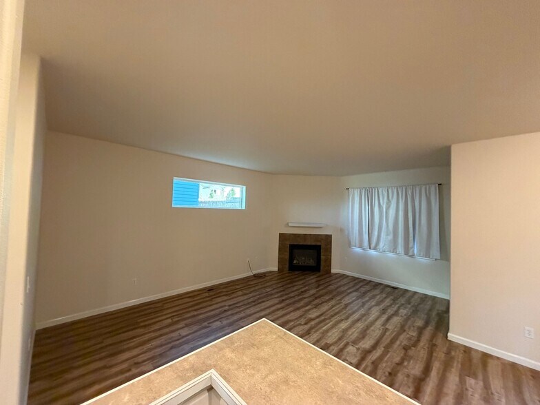 Building Photo - 4120 SW Reindeer Ave