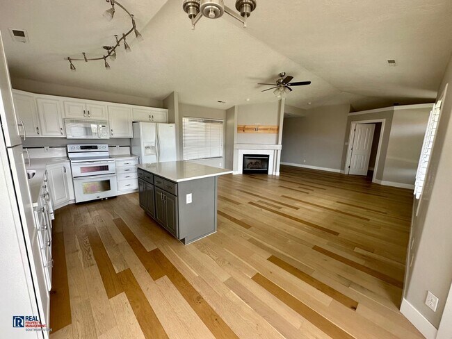 Building Photo - Legacy Townhome