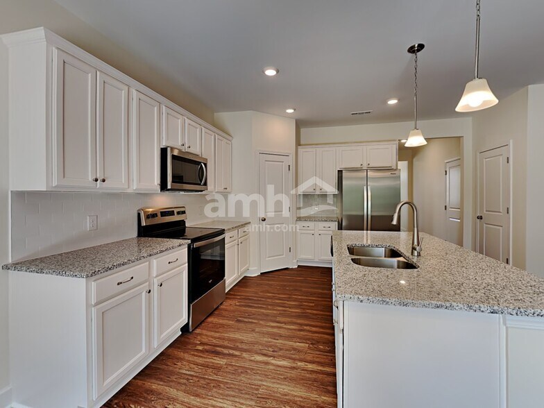 Building Photo - 3028 Esquire Dr