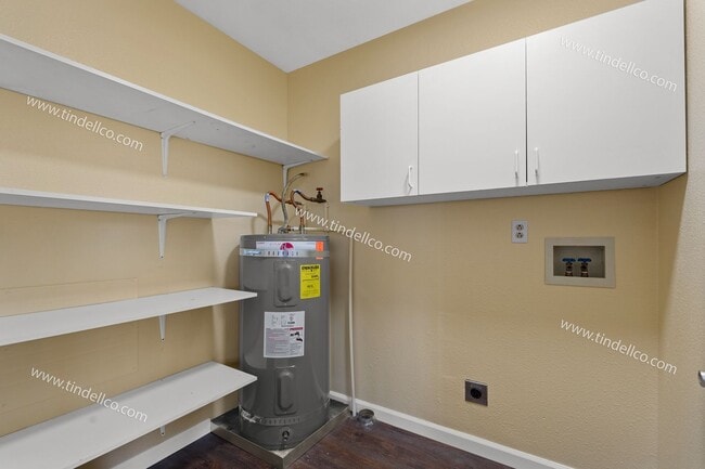 Building Photo - Cozy 2-Bedroom Duplex with Water/Sewer/Garbage & Lawncare  Included!