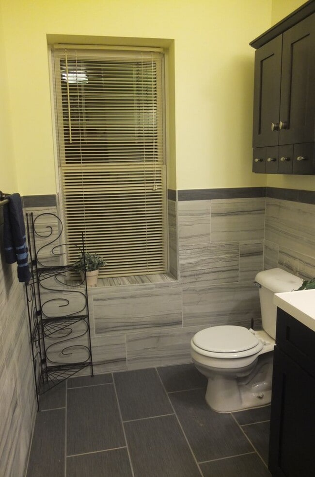 Building Photo - Beautiful Renovated Four bedroom Townhome
