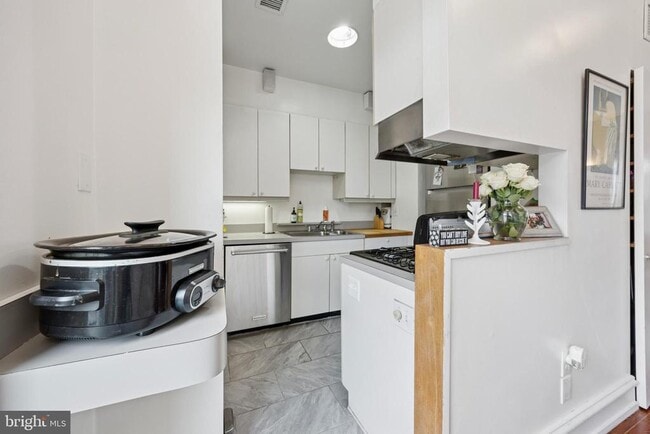 Building Photo - 1731 Bainbridge St