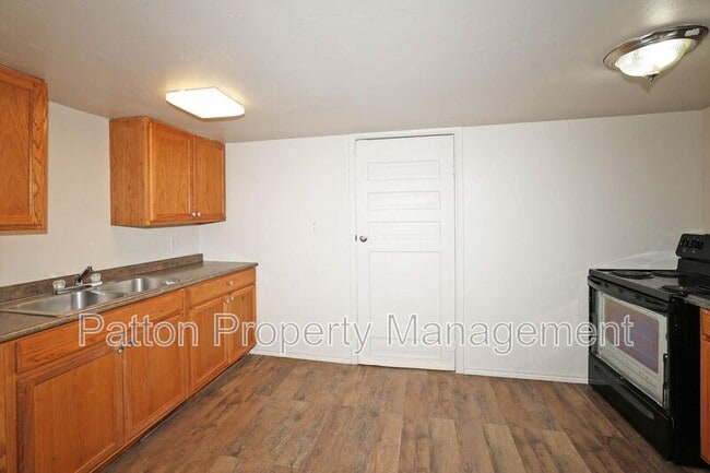 Building Photo - 4240 SW 10th Ave