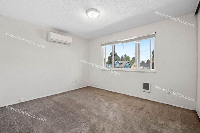 Building Photo - Renovated 2 bedroom townhouse in Piedmont