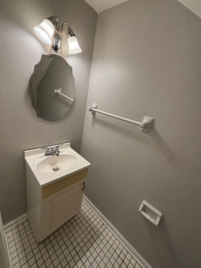 Building Photo - Beautiful 3 Bedroom Townhouse!