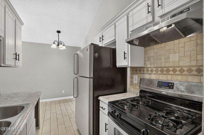 Building Photo - 9128 Bur Oak Cir