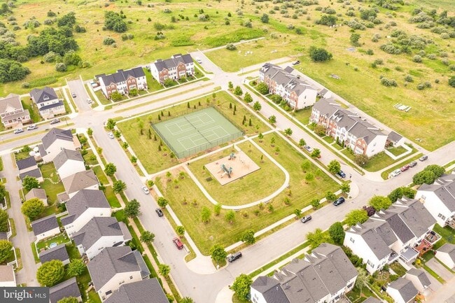 Building Photo - 240 Davis St