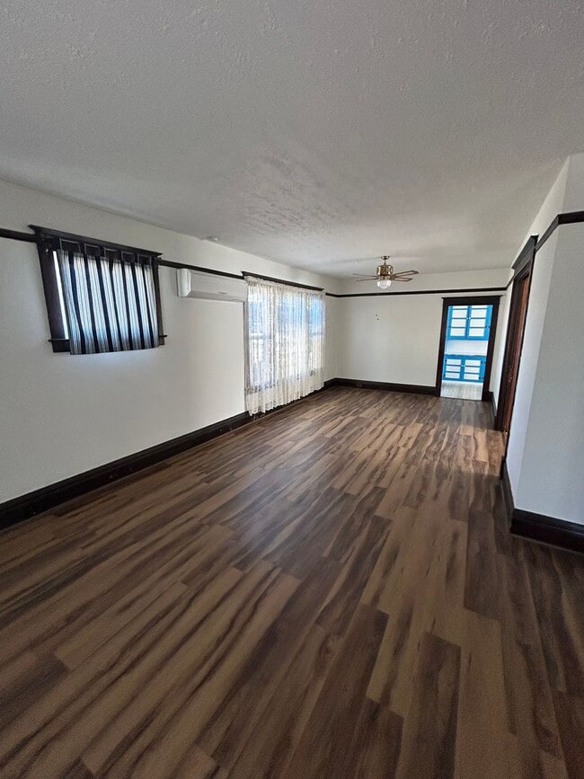 Building Photo - Historic 3 Bedroom, 1.5 Bath Home in Downt...