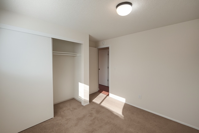 Building Photo - 2 bedroom 1 bath, pet-friendly, duplex uni...