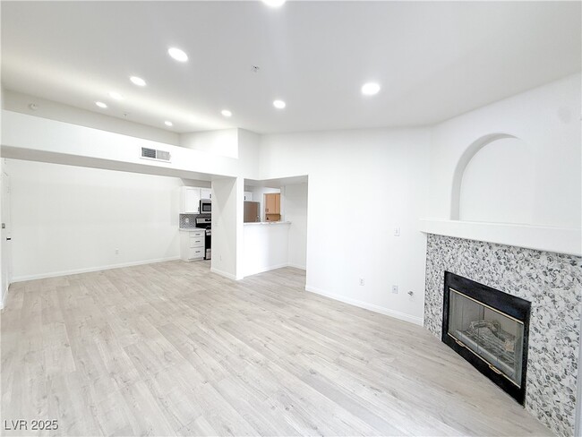 Building Photo - 950 Seven Hills Dr