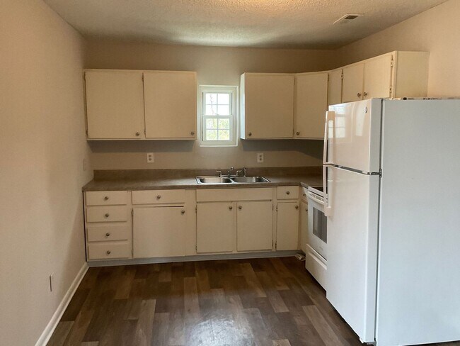 Building Photo - 1043 Mountain Crest Dr