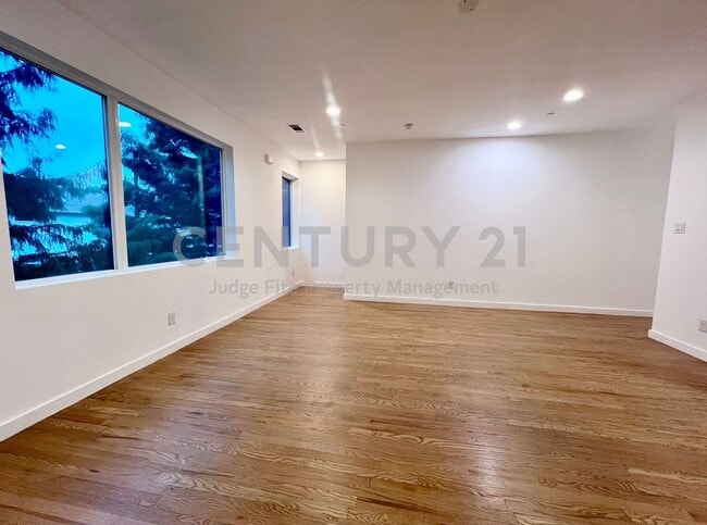 Building Photo - Beautiful 4-Story 2/2.5/2 in GREAT LOCATIO...