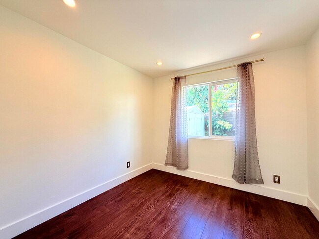 Building Photo - 4447 Lockwood Ave