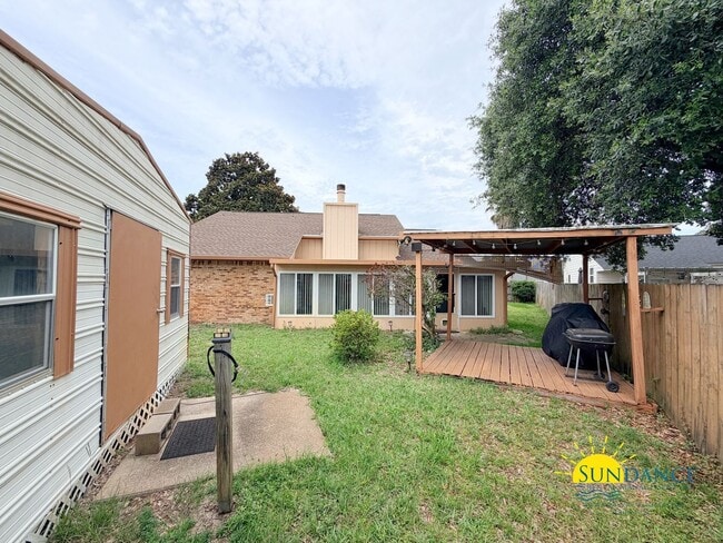 Building Photo - Charming 3BR Home in Mary Esther Near Hurlburt Field!