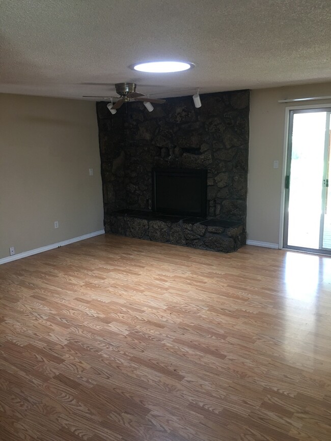 Building Photo - 3 Bedroom 1 Bathroom Home - Close to Orego...