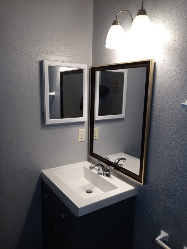 Building Photo - 9700 Leawood Blvd