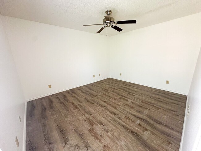 Building Photo - 16301 Ledgemont Ln