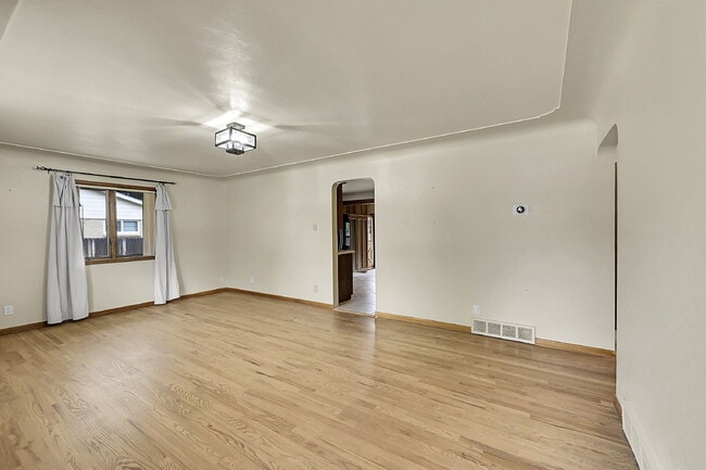 Building Photo - $3,195.00 - 3 Bedrooms, 2 Bathrooms Single...