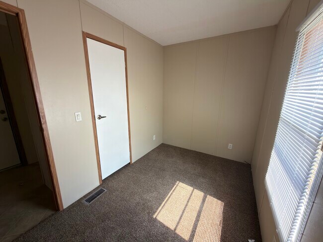 Building Photo - 25353 Nuway Ave