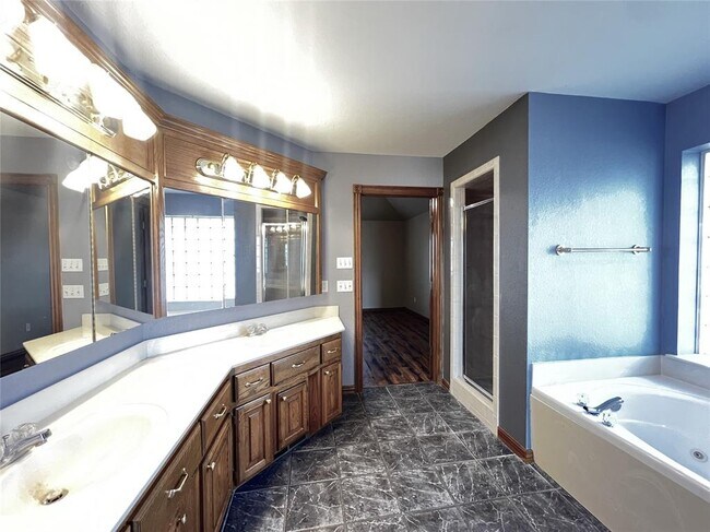 Building Photo - 113 S Mustang Rd