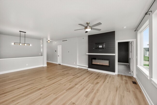 Building Photo - MODERN COMFORT!! 3 Bedroom, 2 Bathroom Home in Ankeny!