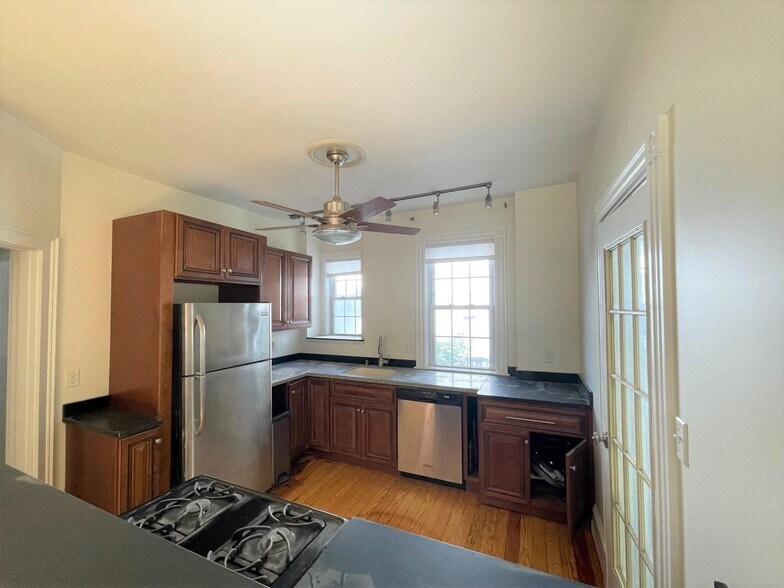 Building Photo - 83 Dexter St