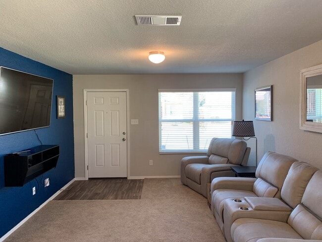 Building Photo - CUTE ONE STORY HOME FEATURING 3 BEDROOMS /...