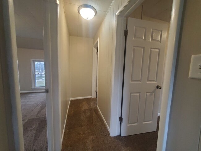 Building Photo - 4 Bedroom, 1 Bathroom home just South of Downtown!