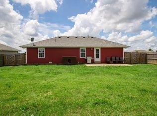 Building Photo - Great home in Clever located on corner lot