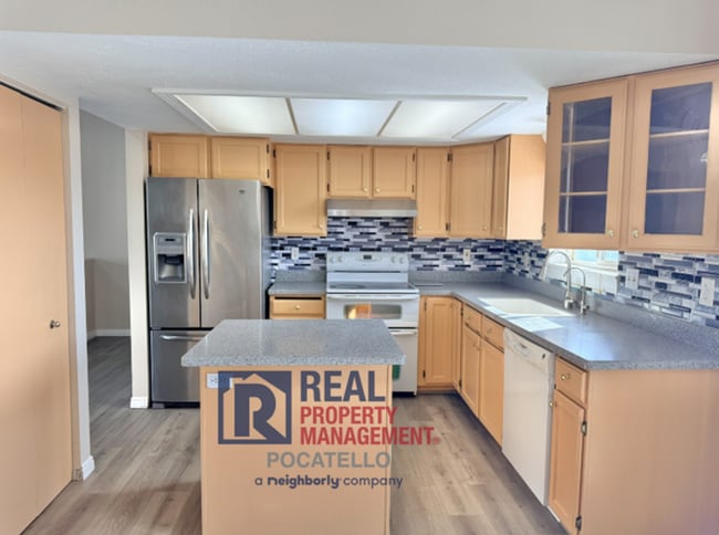 Building Photo - 4 bed 3 bath home - 2 car garage - pet friendly