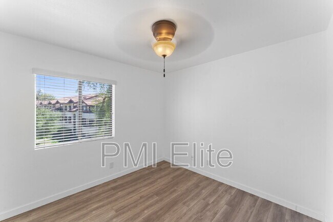 Building Photo - 18182 W Sundowner Way