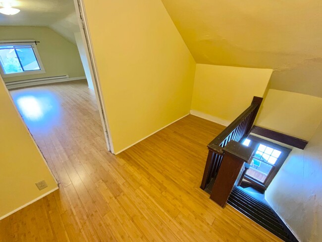 Building Photo - Unique Vintage 1 Bedroom 1 Bath Apartment ...