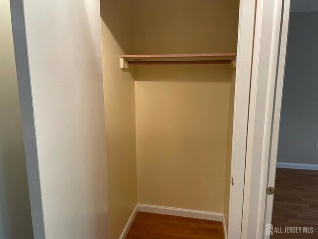 Building Photo - 911 Ravens Crest Dr