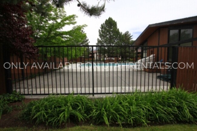 Building Photo - 258 W Garden Park