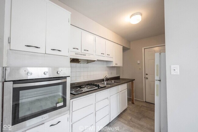 Building Photo - 5820 Grandview Dr