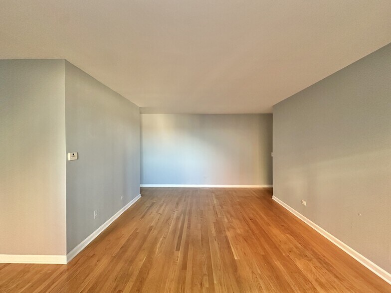 Building Photo - 5820 N Sheridan Rd